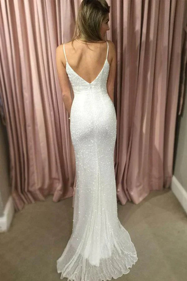 Vestido de fiesta blanco con lentejuelas y tirantes finos y cola larga